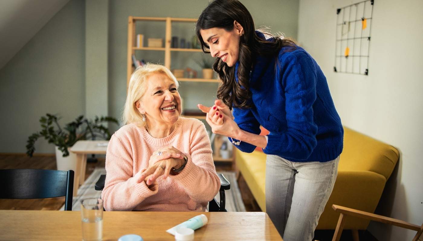 الرعاية اليومية الشاملة للمسنين مسن يبتسم أثناء ممارسته تمارين خفيفة يومية لتحسين الحركة في مركز رعاية كبار السن.