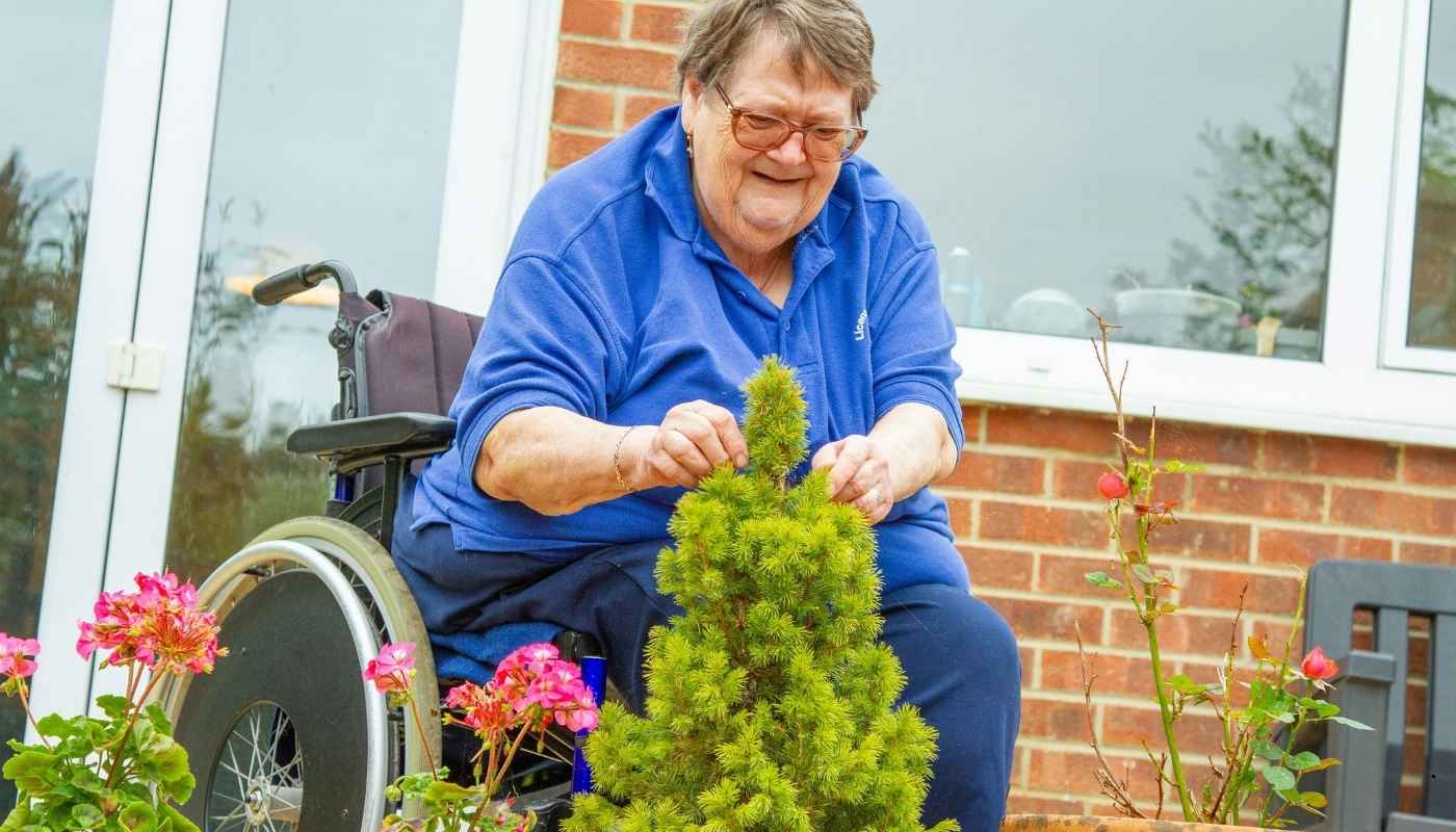 رعاية كبار السن داخل غرفة إقامة مريحة في دار مسنين.