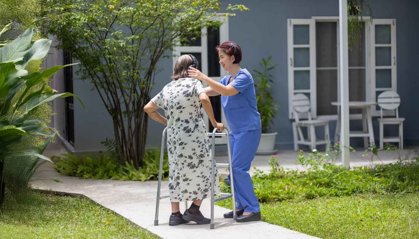 معدات متقدمة للسلامة: نقل آمن ومريح لكبار السن محدودي الحركة.