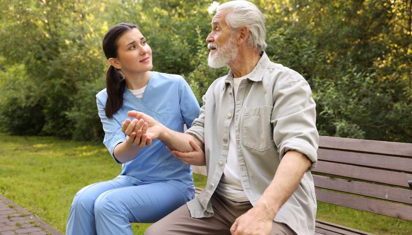 مسن أثناء مشاركته في جلسة دعم نفسي جماعي بمركز رعاية متخصصة.