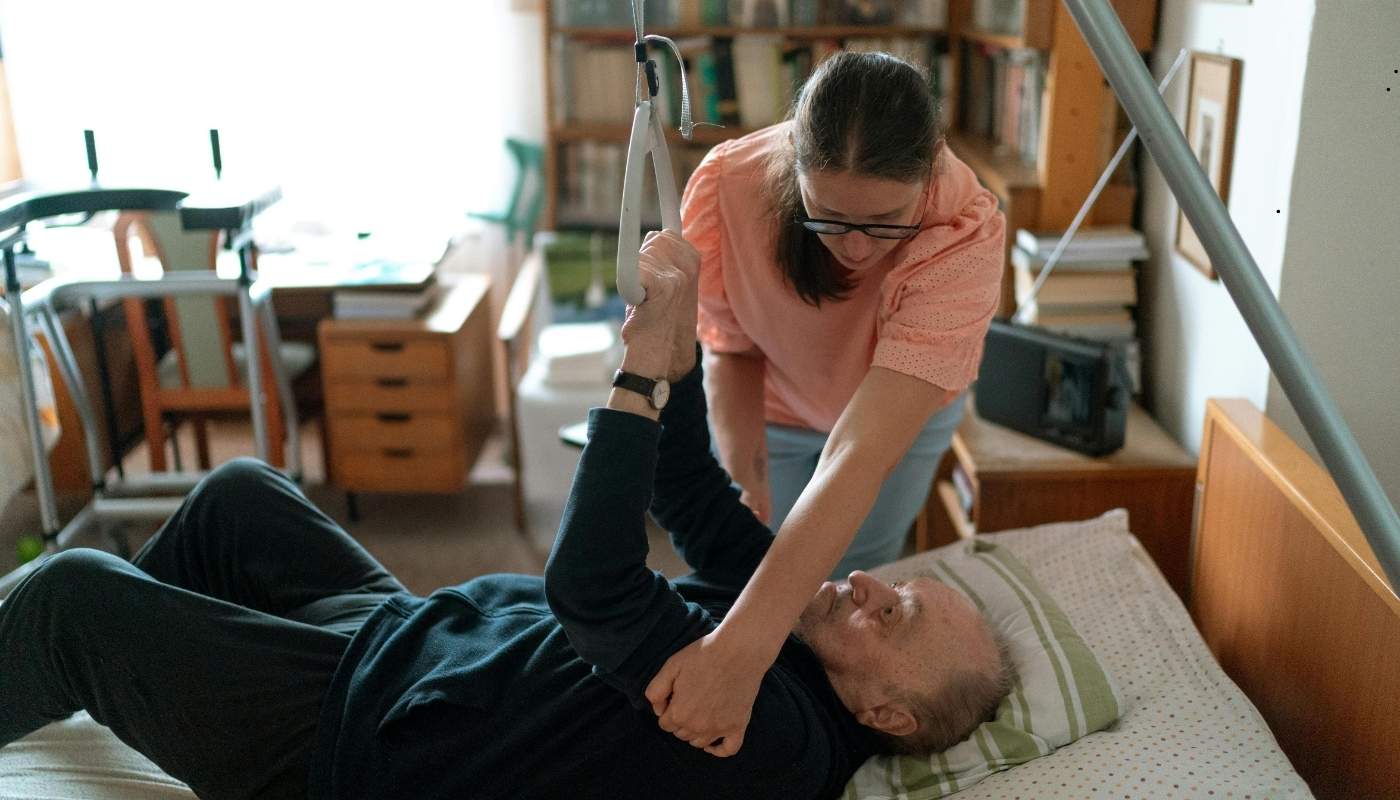 رعاية طريحي الفراش في دار مسنين رعاية طريحي الفراش داخل دار مسنين مع فريق تمريض متخصص يقدم دعم طبي مستمر.