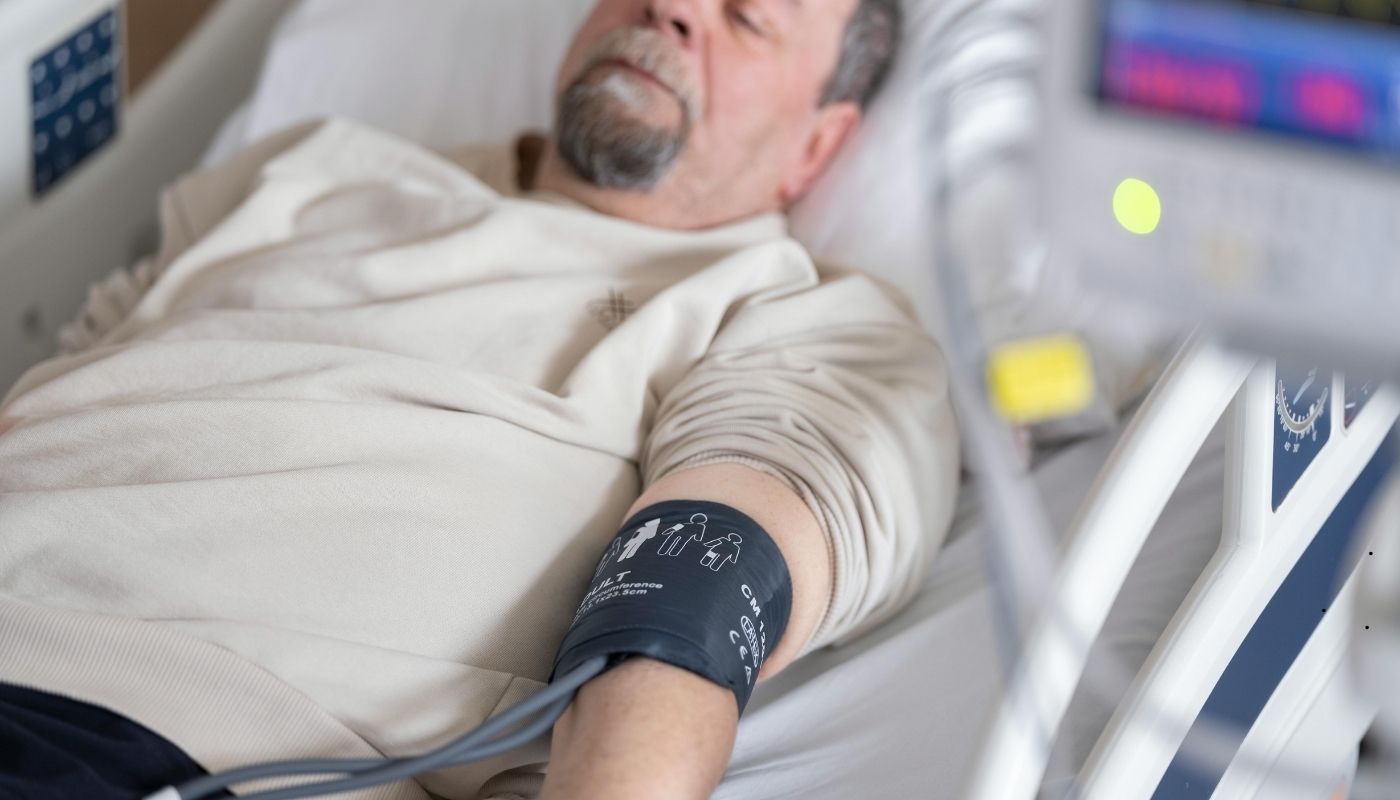 متابعة صحية دقيقة لحالات كبار السن المزمنة (1) ممرضون متخصصون يتابعون حالة مسنين في حالات مزمنة (مثل السكري أو القلب) في بيئة رعاية متكاملة.