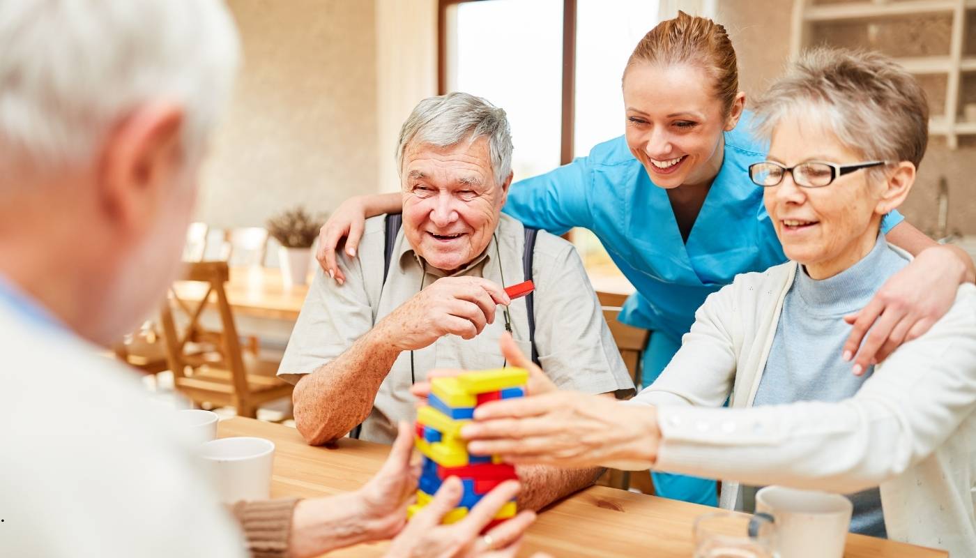 غرفة إقامة فاخرة في دار مسنين بالقاهرة، مع موظفين يقدمون رعاية طبية وتمريضية متكاملة لكبار السن في بيئة آمنة ومريحة