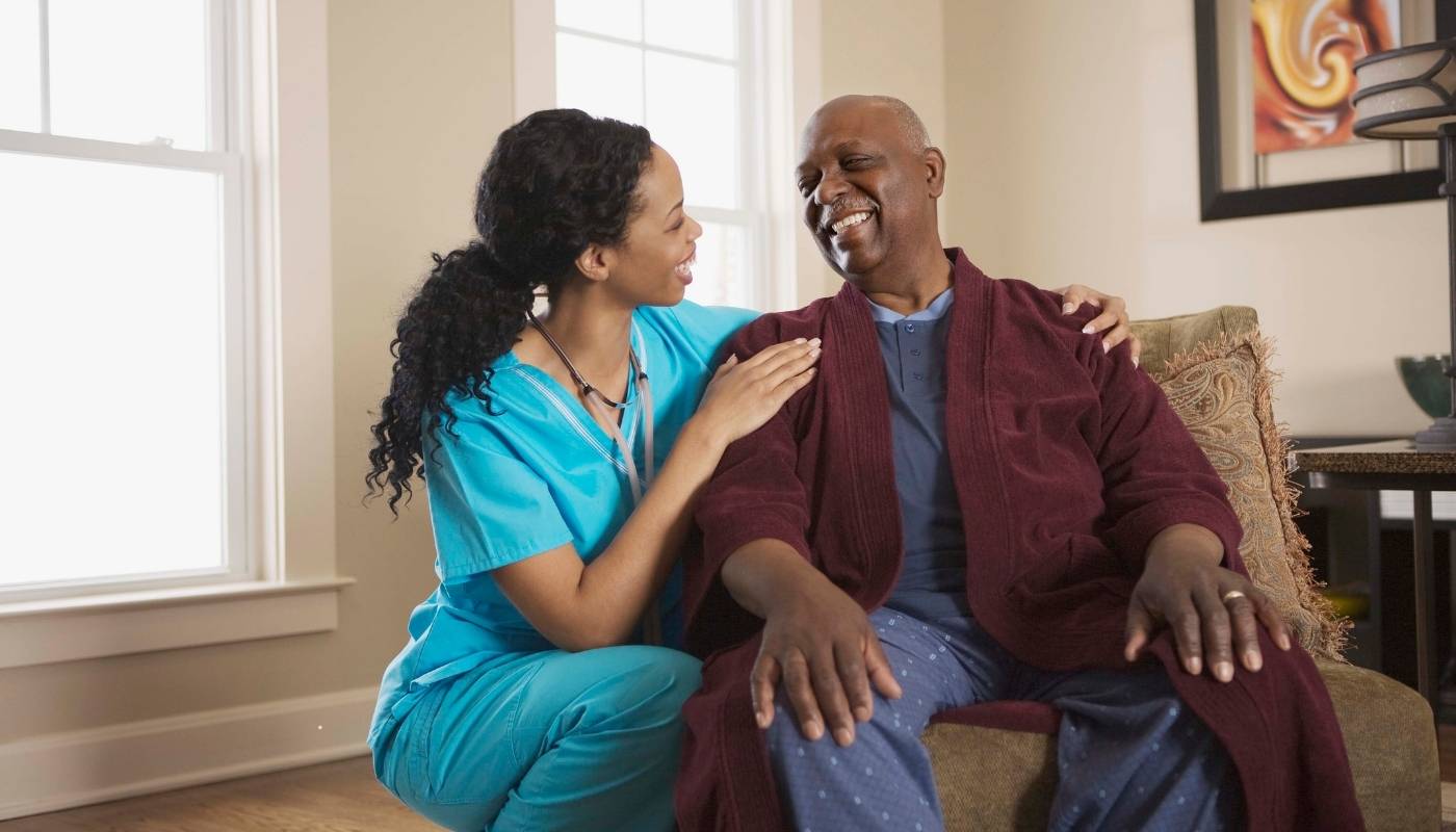 كبار السن يتلقون رعاية شاملة وطبية داخل دار مسنين فاخرة، تجمع بين الرفاهية والإنسانية في بيئة آمنة ومريحة