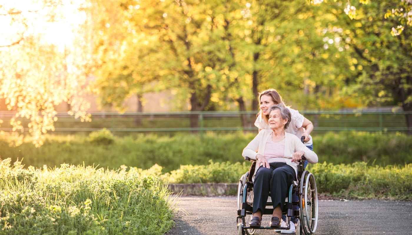 كبار السن يستمتعون برعاية فاخرة وشاملة داخل دار مسنين حدائق حلوان، تشمل خدمات طبية وتمريضية وأنشطة يومية وترفيهية