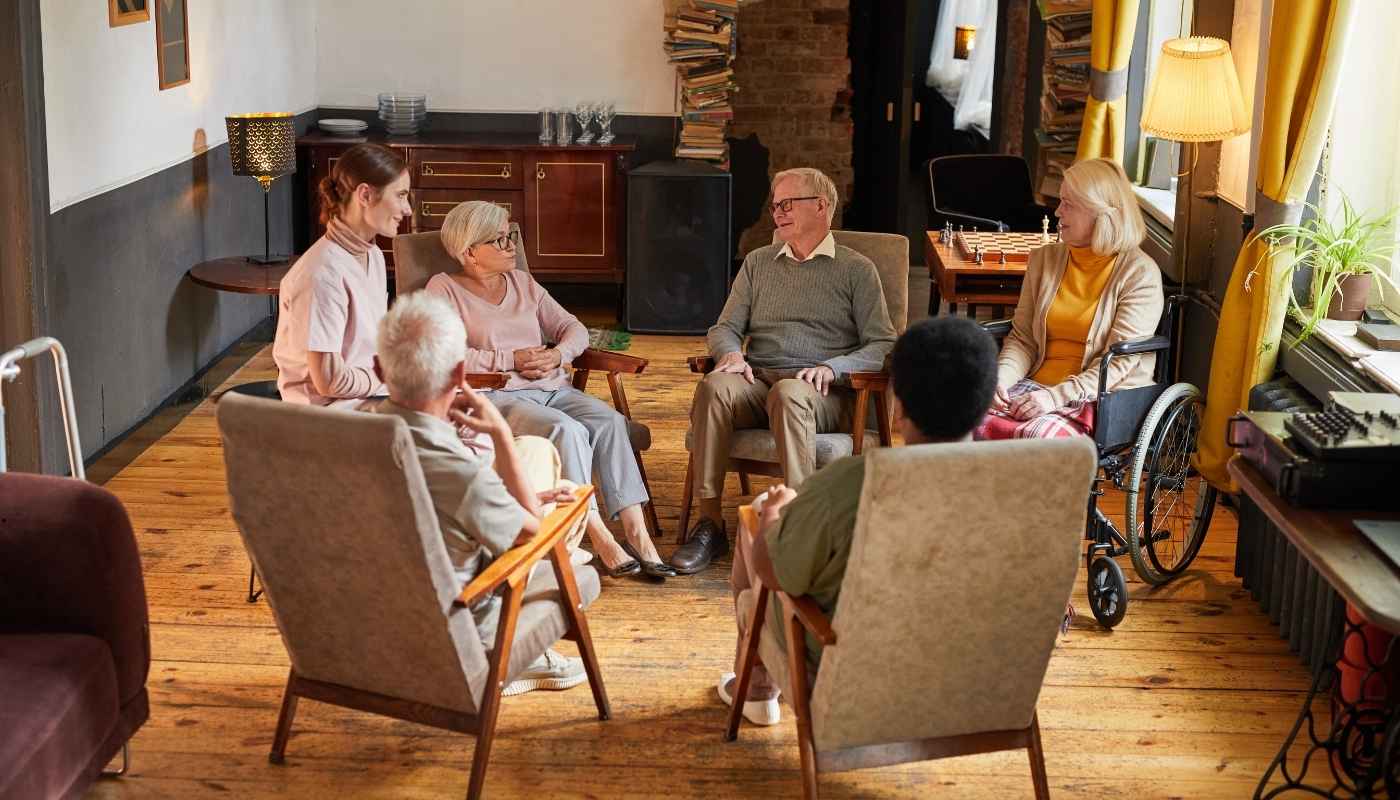 مجموعة من كبار السن في دار مسنين فاخرة بالقاهرة يحصلون على رعاية طبية وخدمة فندقية متكاملة.