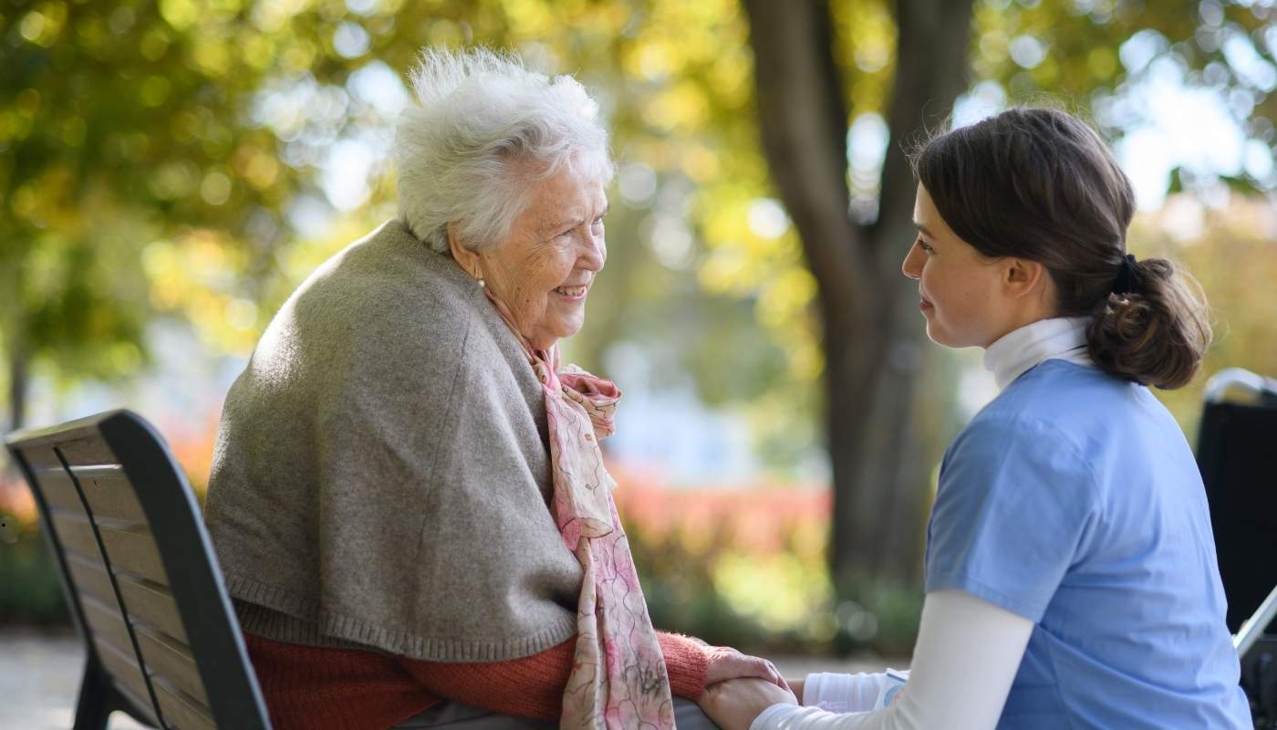 مقدمة توضح لماذا تُعد الرعاية اليومية ضرورية للحفاظ على صحة وراحة كبار السن