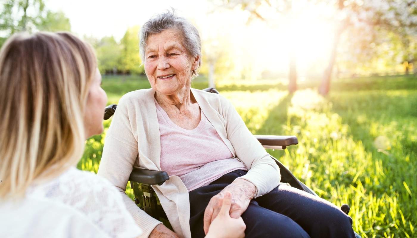 دار سكن فاخر للمسنين تطل على كورنيش النيل مع غرف مجهزة وخدمات رعاية طبية وتمريضية متواصلة.