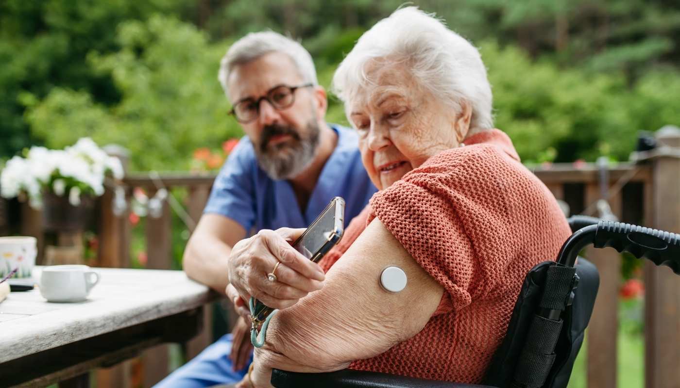 صورة لمبنى دار مسنين في حدائق حلوان مع فريق طبي يقدم الرعاية لكبار السن، تعكس بيئة آمنة ومريحة للمعيشة