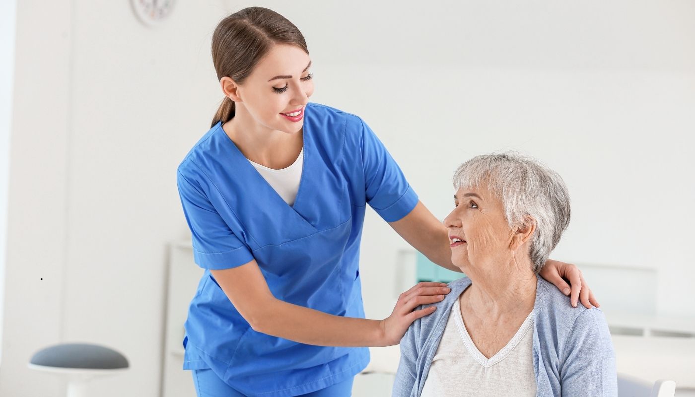 دار مسنين حديثة في حدائق حلوان، تُظهر بيئة آمنة ومريحة لكبار السن مع فريق رعاية متخصص