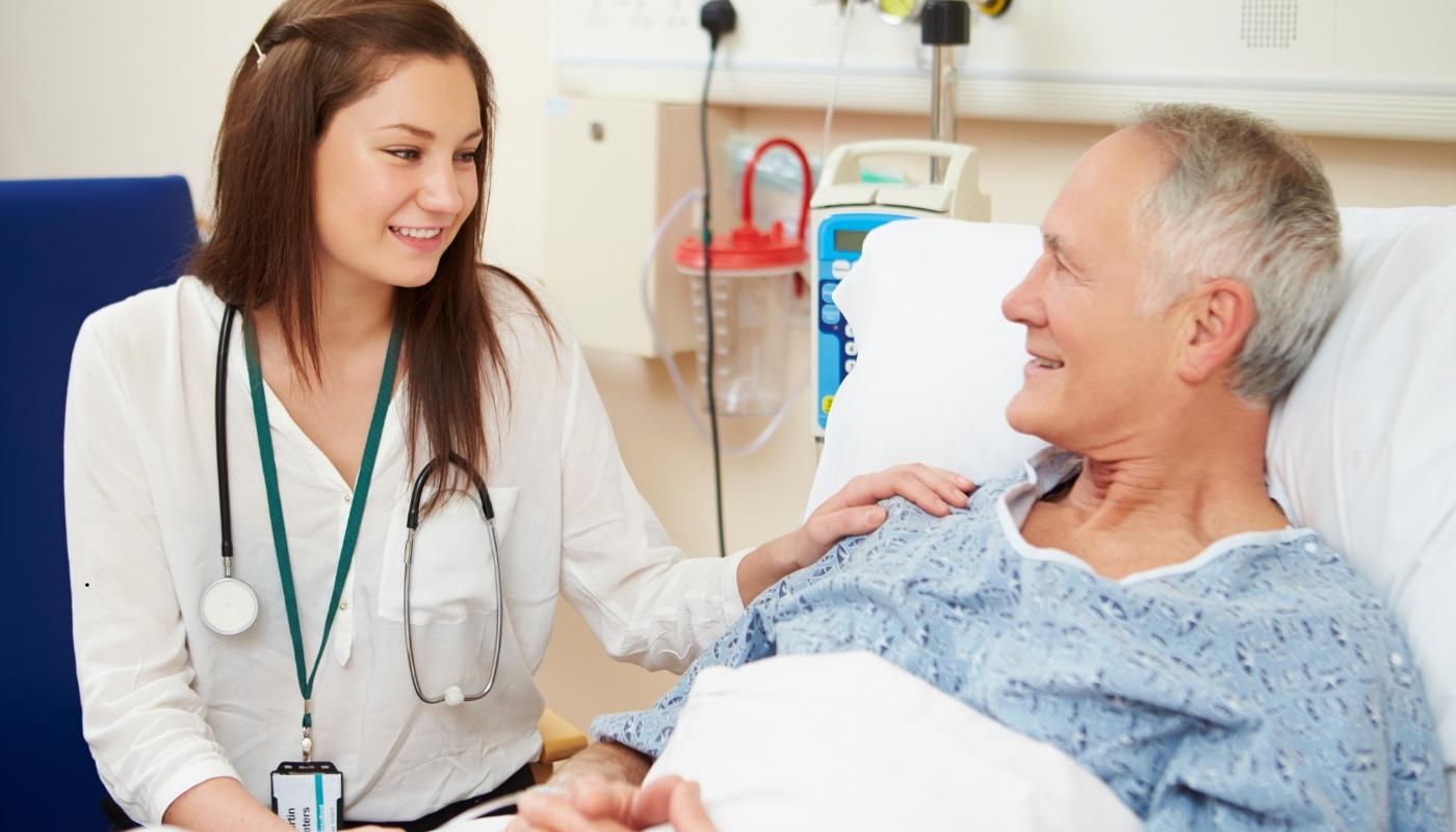 غرف إقامة فندقية مريحة ومجهزة لكبار السن داخل دار مسنين في القاهرة توفر بيئة آمنة وهادئة للمسنين