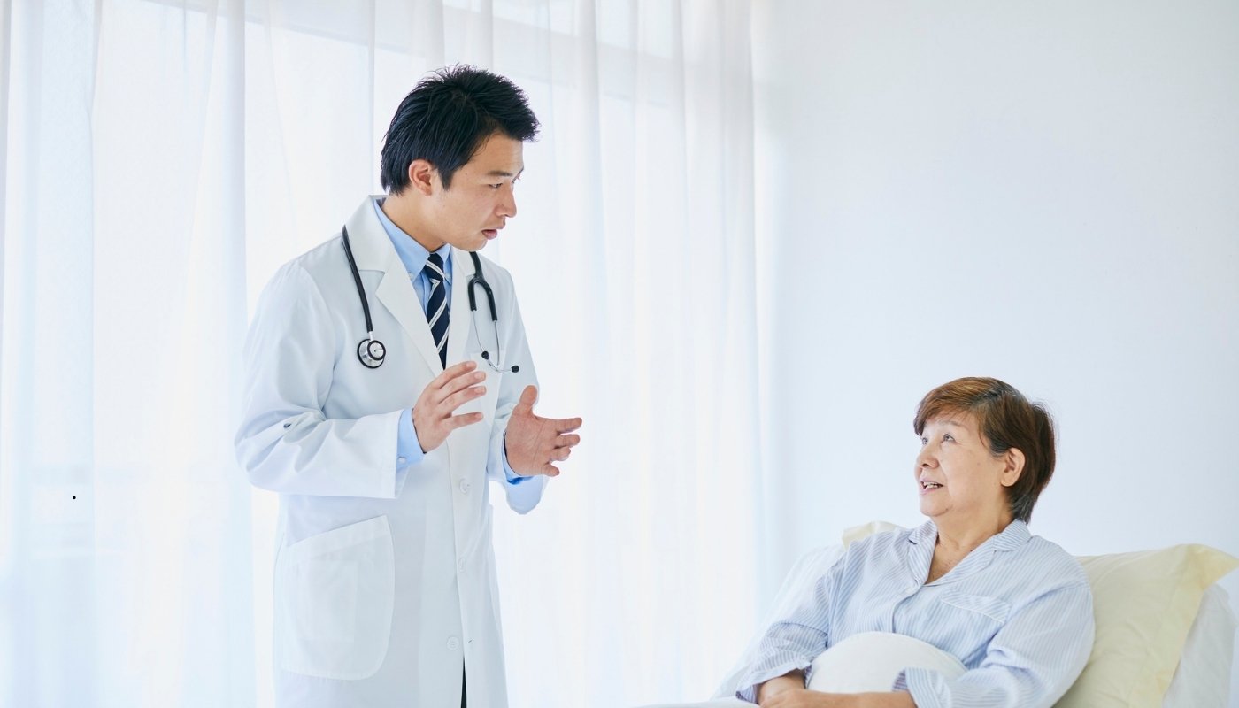 ممرضة تقدم رعاية متقدمة لكبار السن داخل دار مسنين في القاهرة، تعكس أهمية الاهتمام الطبي والنفسي والاجتماعي للمسنين