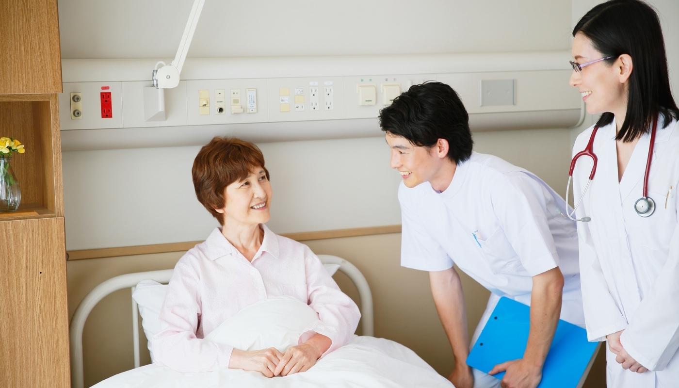 ممرضة تهتم بكبار السن في دار مسنين، تعكس أهمية الرعاية الصحية والنفسية والاجتماعية للمسنين في بيئة آمنة