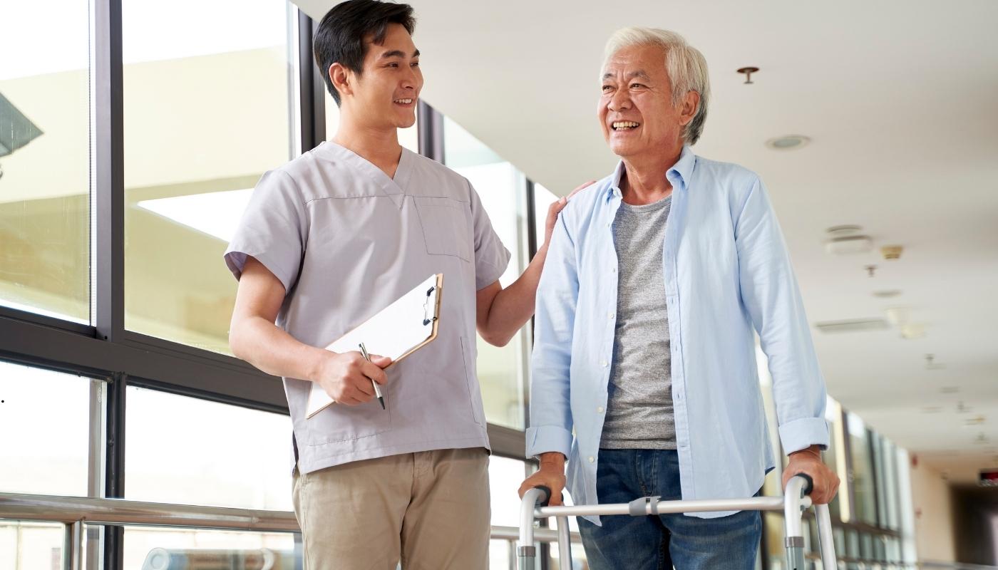 ممرضة محترفة تقدم الرعاية لكبير السن في دار مسنين بالقاهرة، توضح أهمية خدمات التمريض المتقدمة لكبار السن