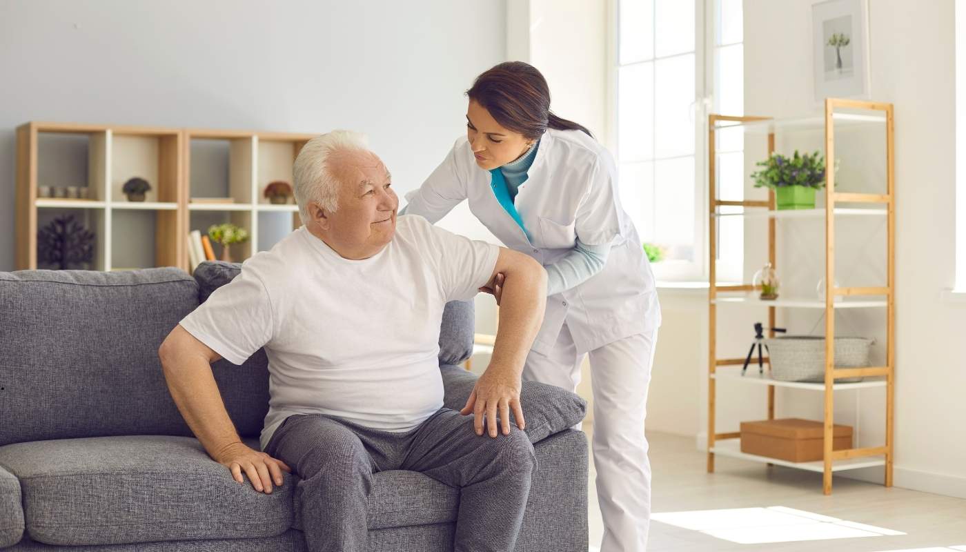 مقدمة عن أهمية خدمات التمريض لكبار السن – دار مسنين ممرضة تقدم الرعاية الطبية والدعم النفسي لكبير السن داخل دار مسنين في كورنيش النيل، توضح أهمية التمريض لكبار السن