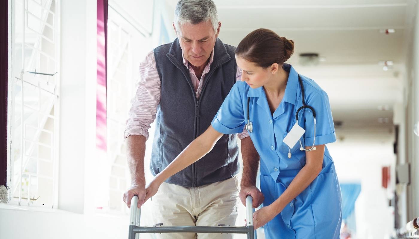 ممرضة تقدم رعاية طبية وشخصية لكبير السن في دار مسنين بالقاهرة، تعكس أهمية الرعاية الشاملة لكبار السن