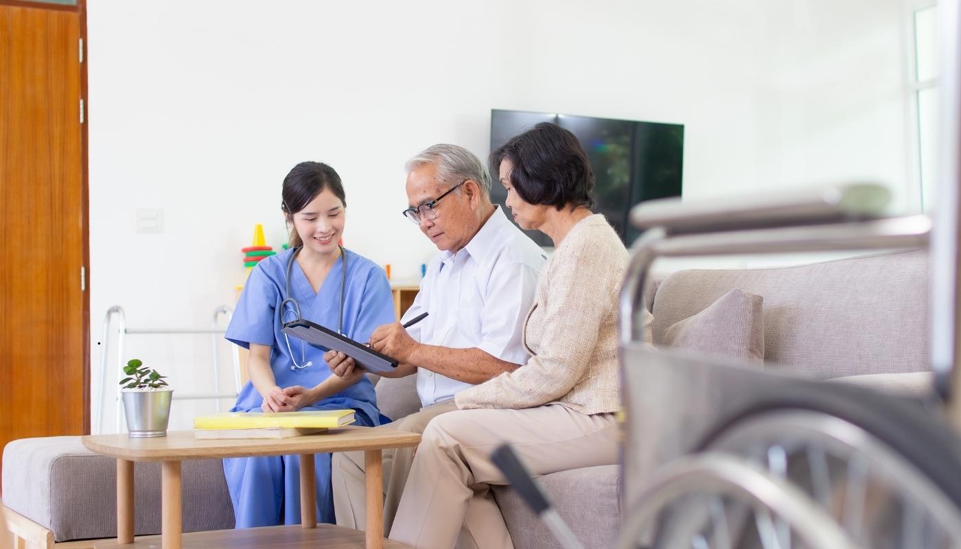 كبار السن يستمتعون بالراحة والرعاية الصحية في مرحلة الشيخوخة