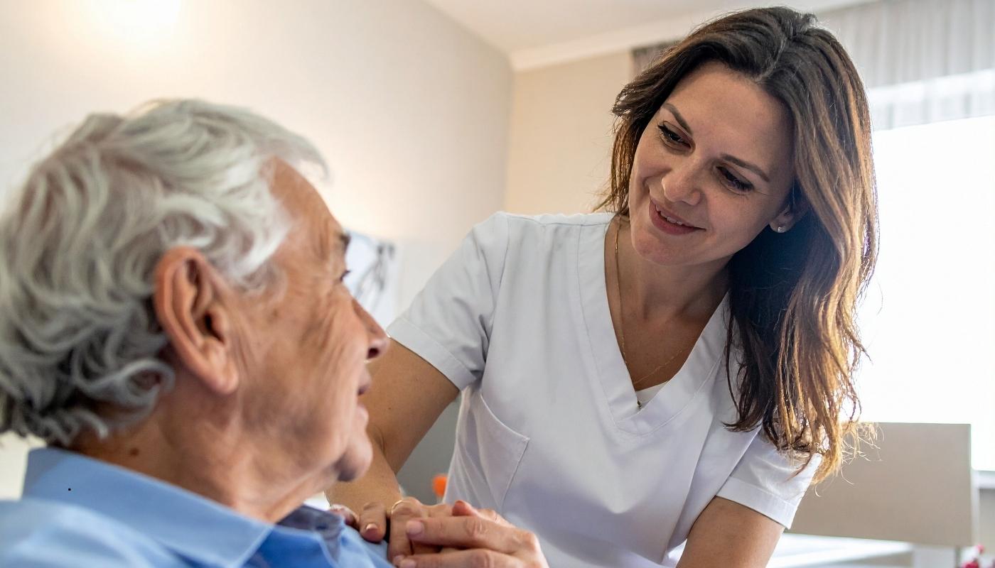 كبار السن يتلقون رعاية طبية ونفسية واجتماعية شاملة في دار مسنين