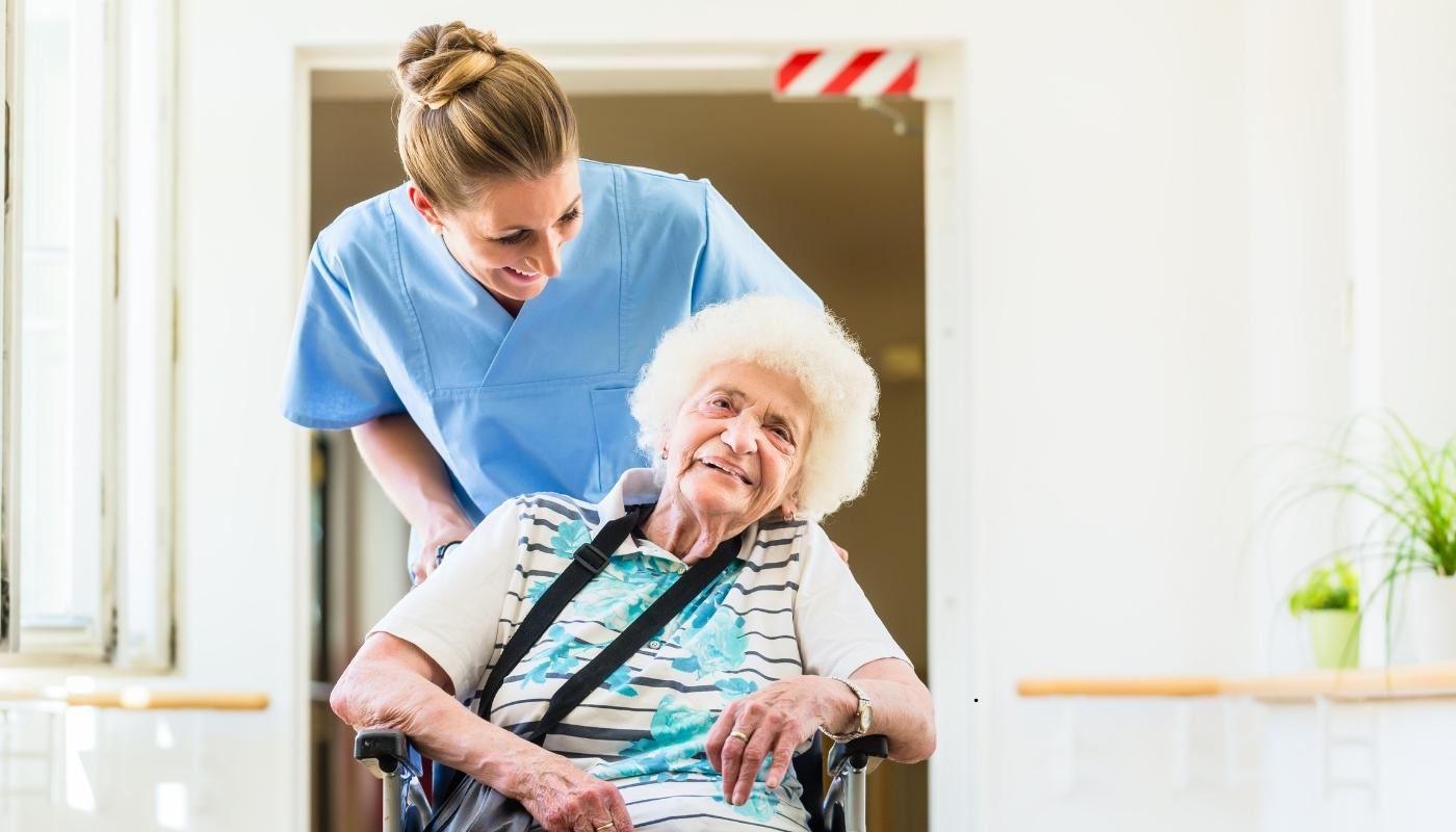 مقدمة: أهمية المتابعة الطبية المستمرة لكبار السن كبير سن يتلقى فحصًا طبيًا دوريًا في دار مسنين