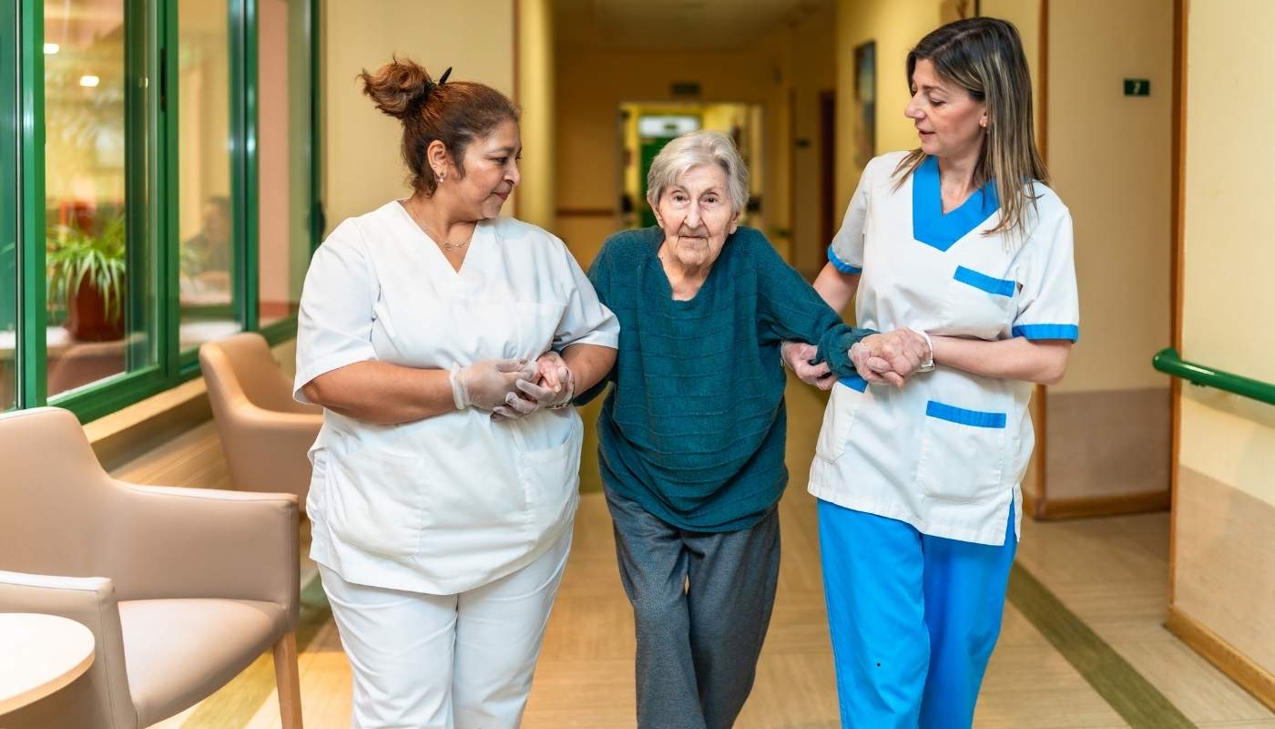 كبار السن يتلقون رعاية طبية متكاملة لضمان صحتهم وسلامتهم