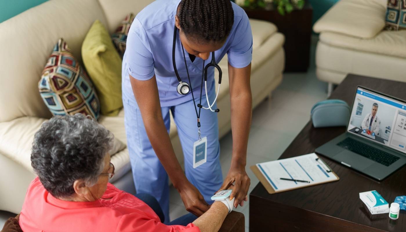 أهمية خدمات التمريض لكبار السن – دار مسنين ممرضة تقدم رعاية طبية ومتابعة صحية لمسن في دار مسنين