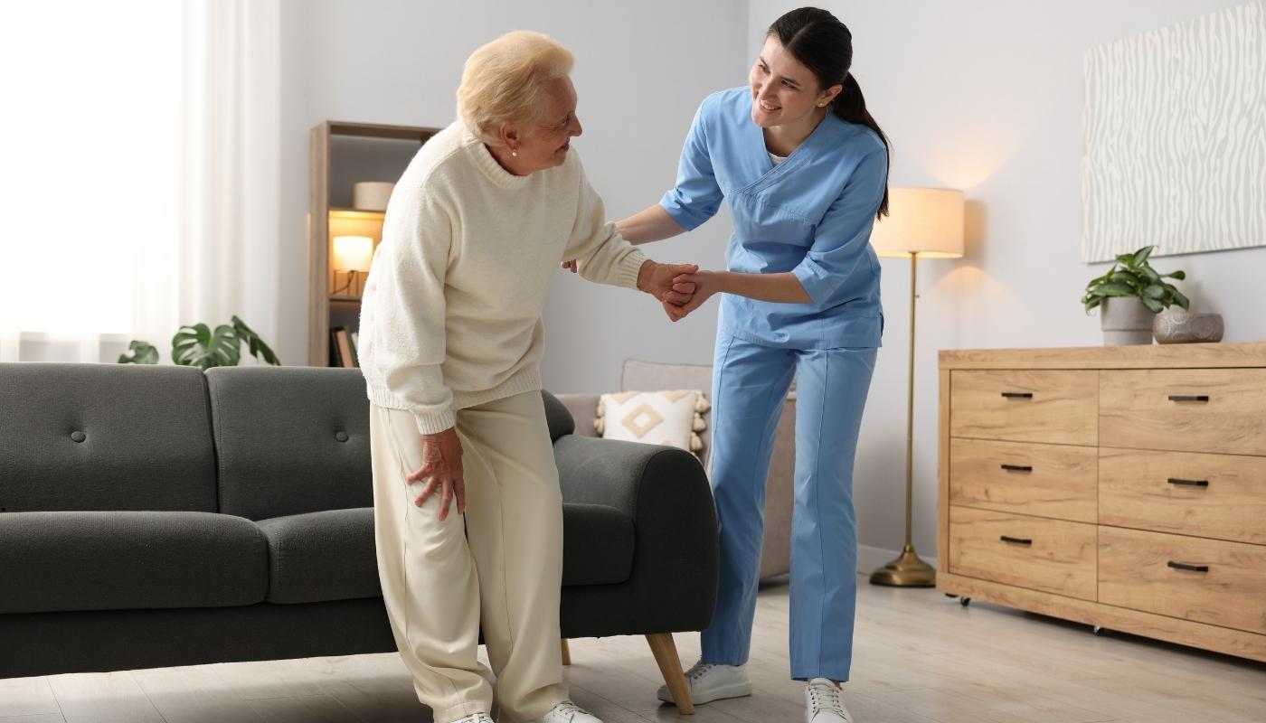 ممرضة تقوم بإعطاء دواء لكبير السن داخل دار مسنين، مع متابعة طبية دقيقة لضمان سلامته وصحته