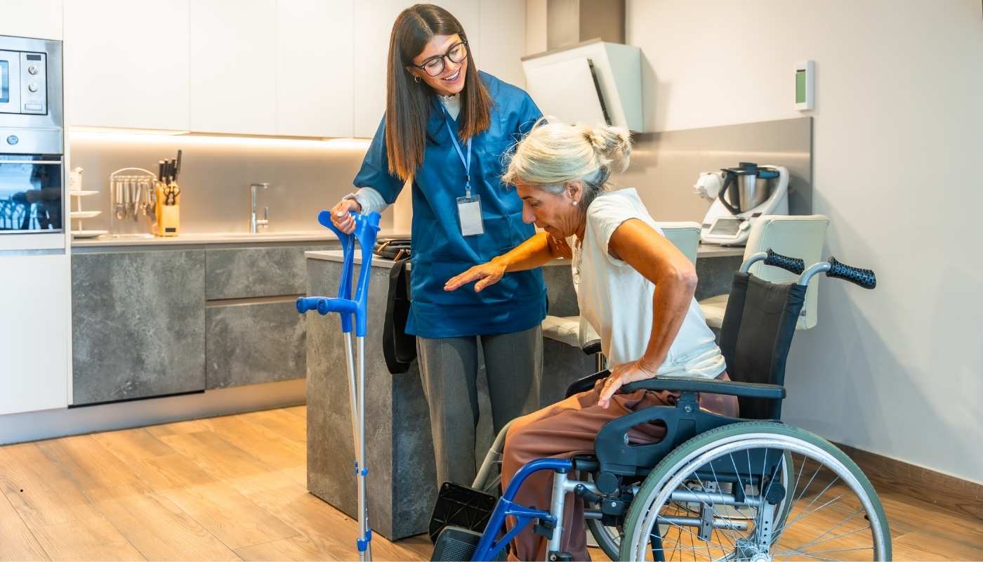 أهمية رعاية كبار السن – مقدمة كبار السن يتلقون رعاية طبية وإنسانية شاملة في بيئة آمنة ومريحة