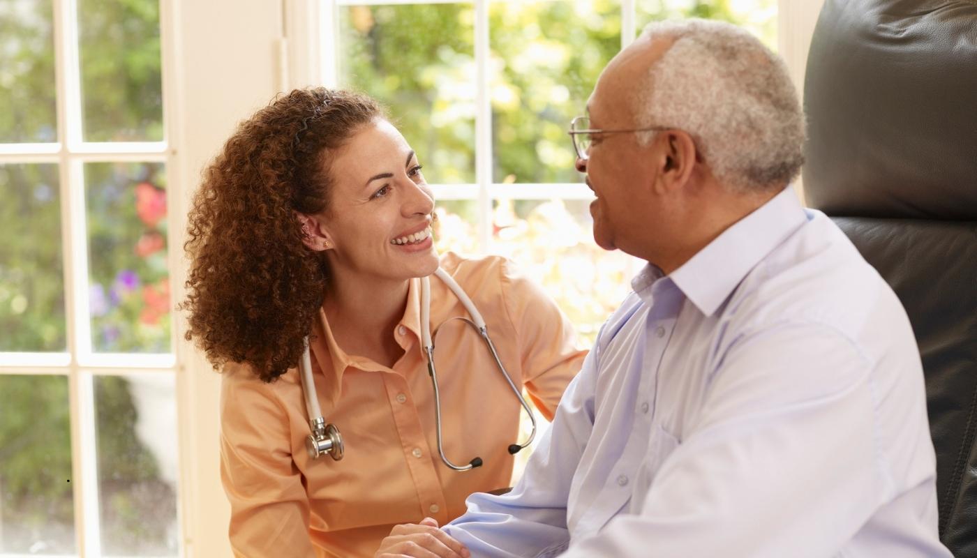 مقدمة عن رعاية كبار السن في دار مسنين كبار السن يتلقون رعاية يومية شاملة في دار مسنين، تشمل الدعم الطبي والنفسي والاجتماعي