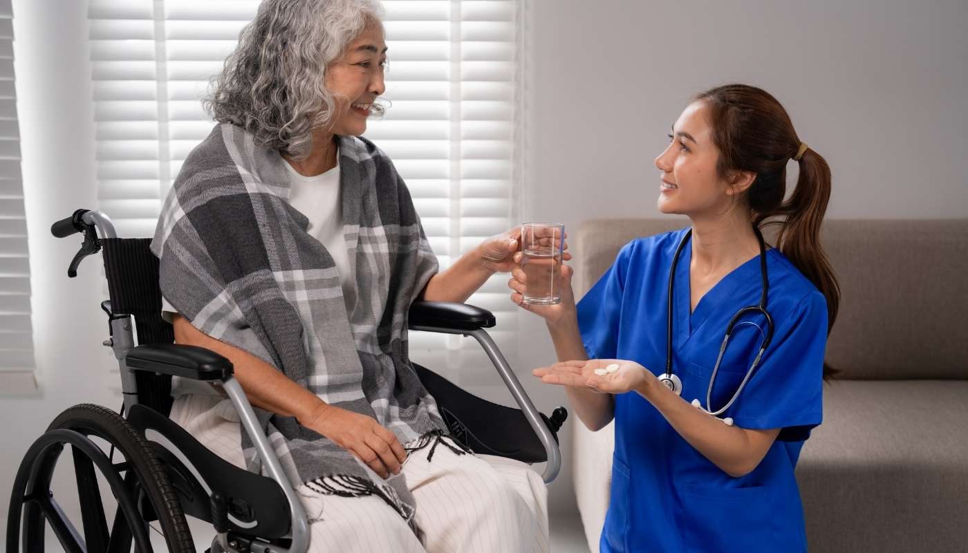 فريق تمريض يقدم رعاية صحية متكاملة لأحد كبار السن داخل دار مسنين في حدائق حلوان، تشمل الدعم الطبي والإنساني