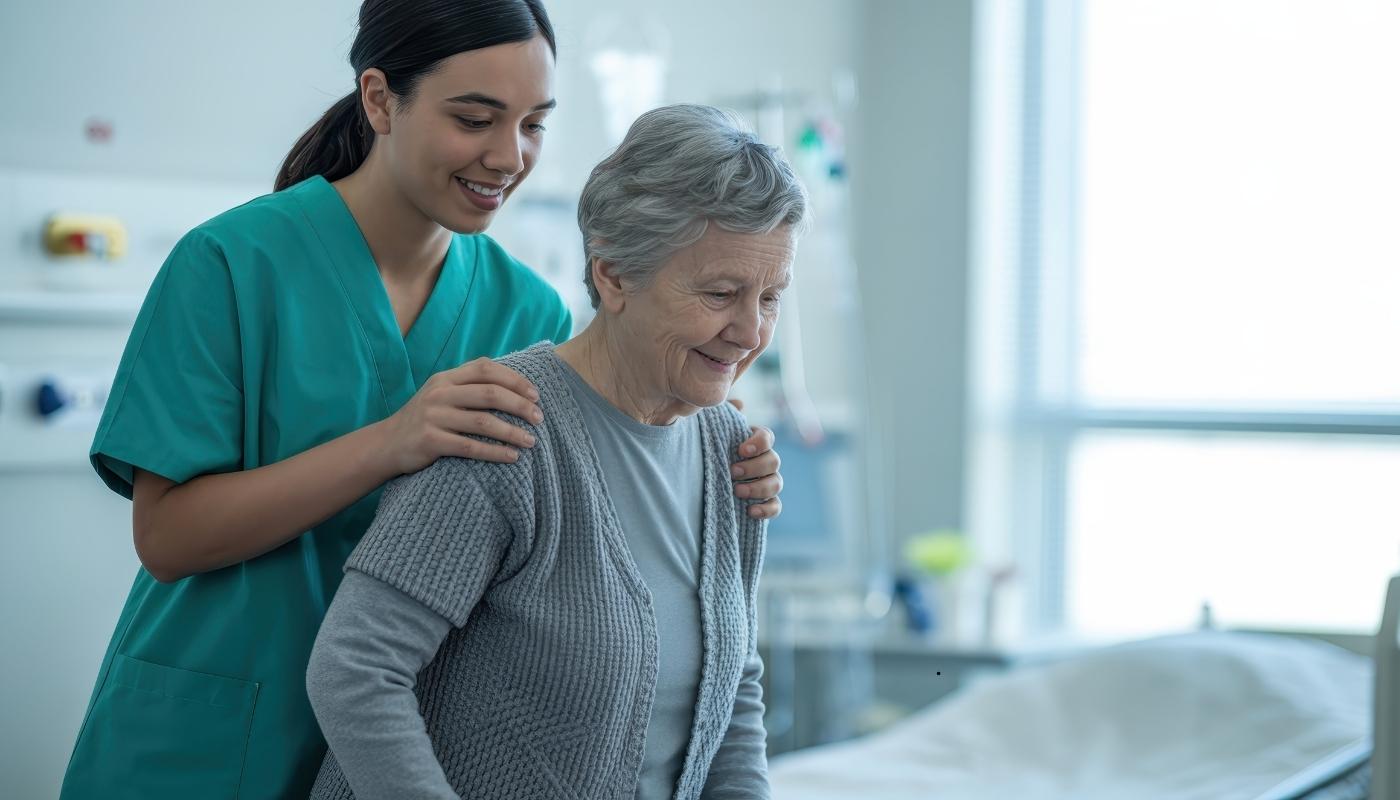 السلامة الطبية وإجراءات الطوارئ في دار مسنين طاقم طبي وممرضين داخل دار مسنين أثناء تنفيذ إجراءات السلامة والطوارئ لكبار السن