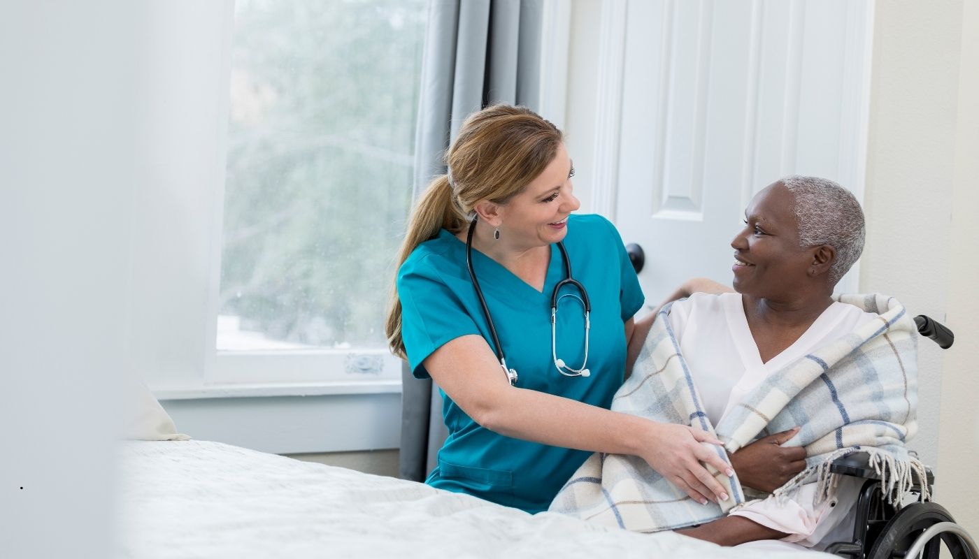 كبار السن يتلقون رعاية يومية متقدمة تشمل المتابعة الطبية، التمريضية، والدعم النفسي والاجتماعي في بيئة آمنة ومريحة.