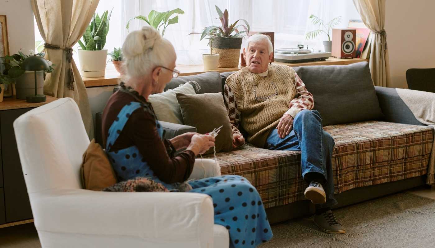 ممرضة تقدم رعاية مستمرة لكبير السن في دار مسنين، تعكس أهمية المتابعة الطبية والتمريضية اليومية لكبار السن في بيئة آمنة وداعمة