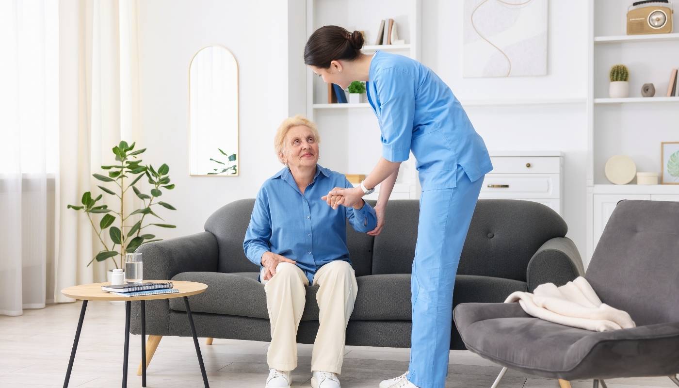 كبار السن يشاركون في نشاط اجتماعي في دار مسنين، يعكس أهمية الدعم الاجتماعي لتحسين صحتهم النفسية والجسدية