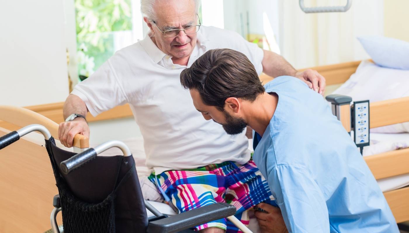 مريض مسن يجلس مع طبيب مختص لمناقشة أعراض الزهايمر داخل دار مسنين في القاهرة، مع التركيز على التوعية والرعاية المتخصصة