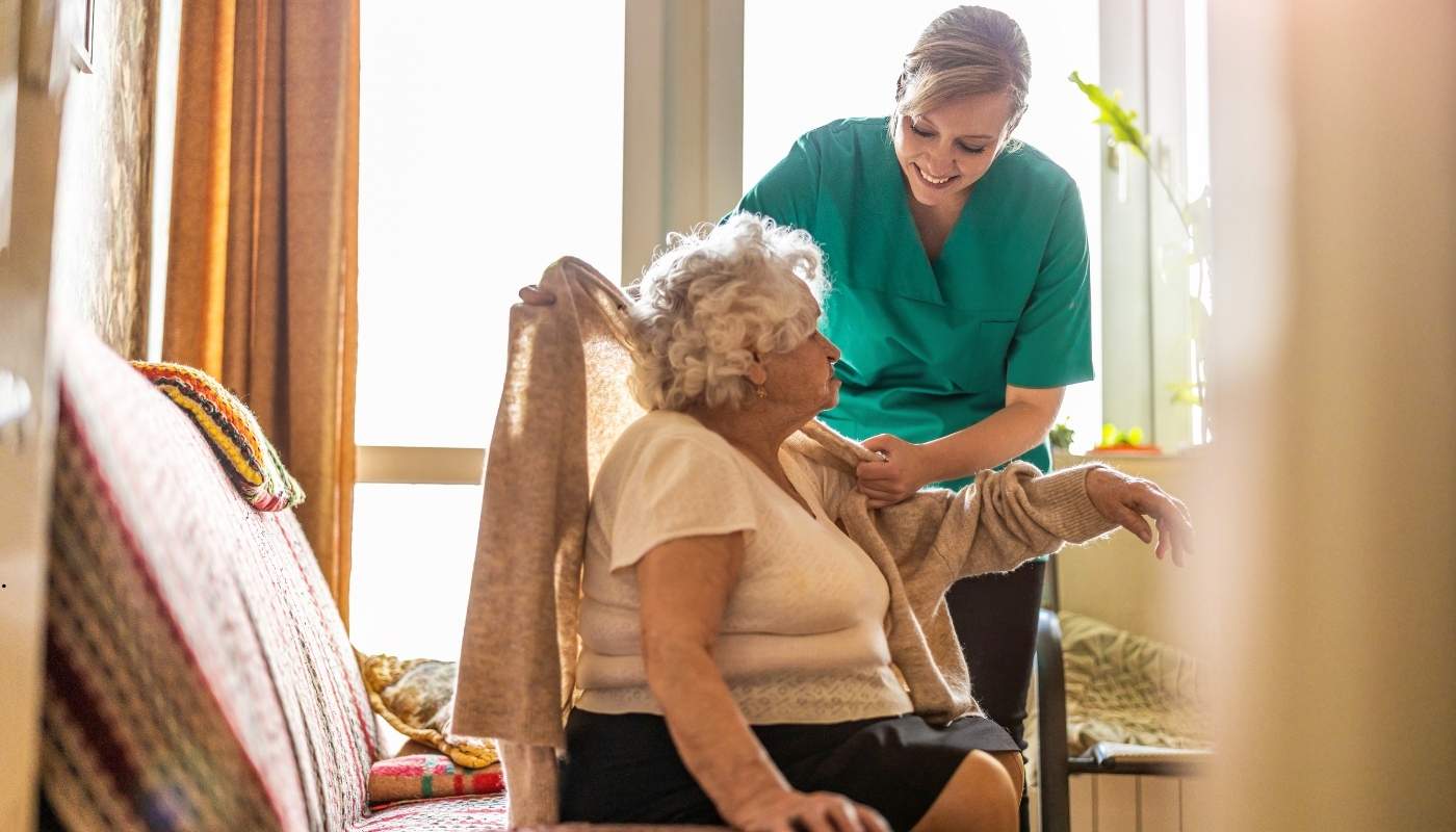 كبار السن يتلقون رعاية تمريضية متخصصة في دار مسنين حدائق حلوان