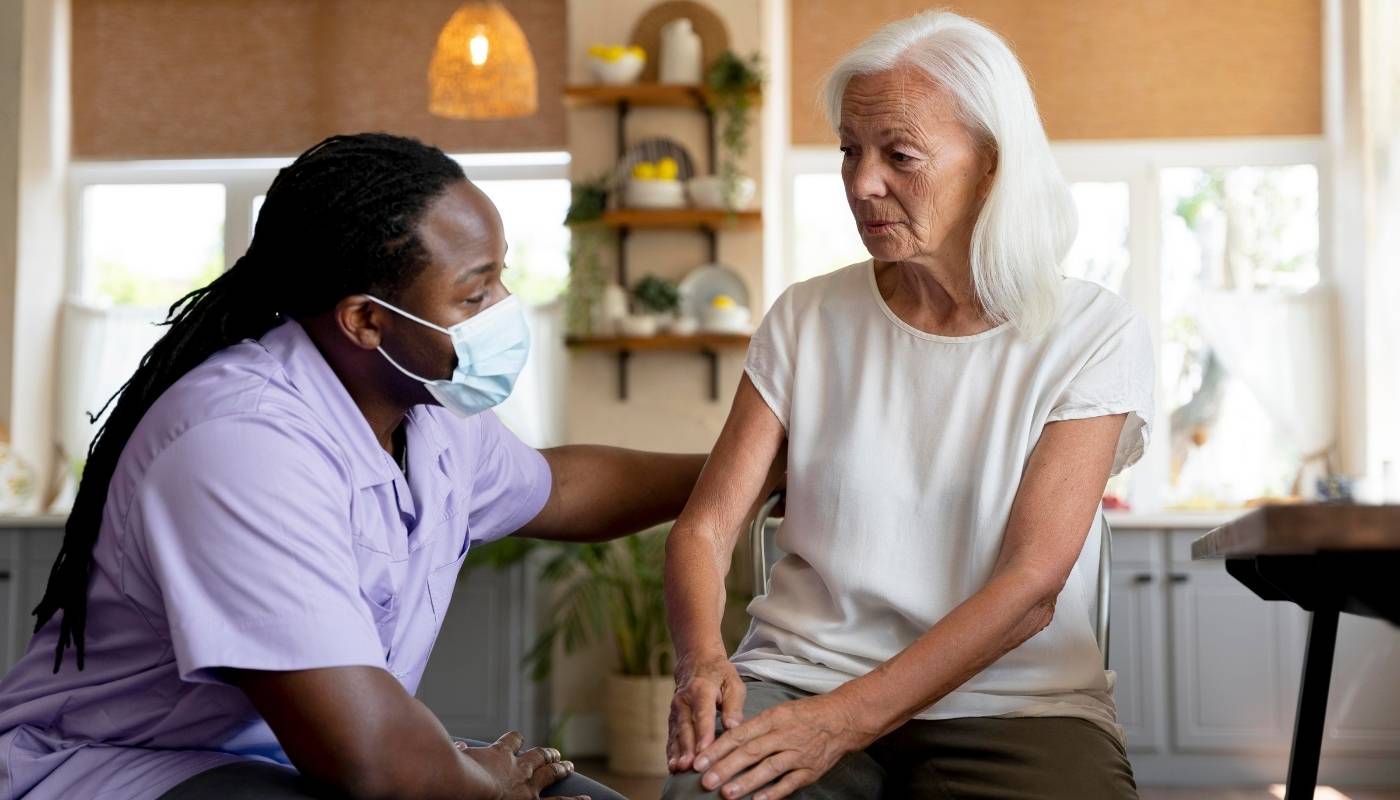 أخصائي تغذية يقدم وجبة صحية ومتوازنة لأحد كبار السن داخل دار مسنين، لتعزيز الصحة والرفاهية