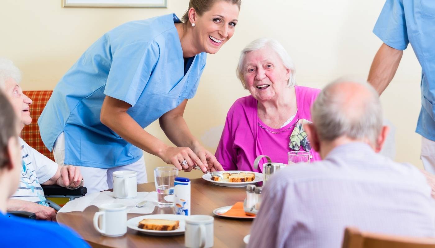 لماذا دار مسنين هو الخيار الأفضل لرعاية كبار السن رعاية شاملة ومتكاملة لكبار السن في دار مسنين بالقاهرة، مع فريق طبي وتمريضي متخصص وأنشطة ترفيهية