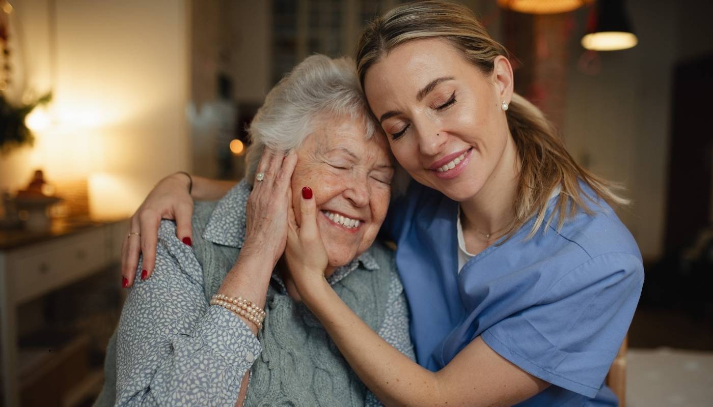 أهمية الرعاية الصحية المتكاملة لكبار السن في دار مسنين كبار السن يتلقون رعاية صحية متكاملة تشمل الفحص الطبي والتمريض والدعم النفسي في دار مسنين